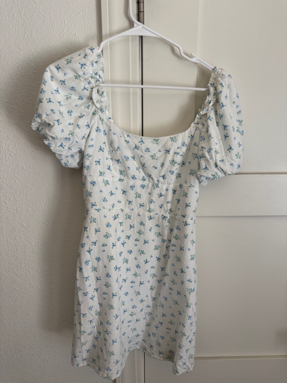 altar’d  state xs White Mini Dress with Blue Floral Print and Puff Sleeves